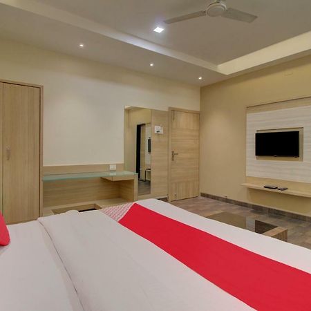 Oyo 35844 Hotel Lotus Residency Sāngli Esterno foto