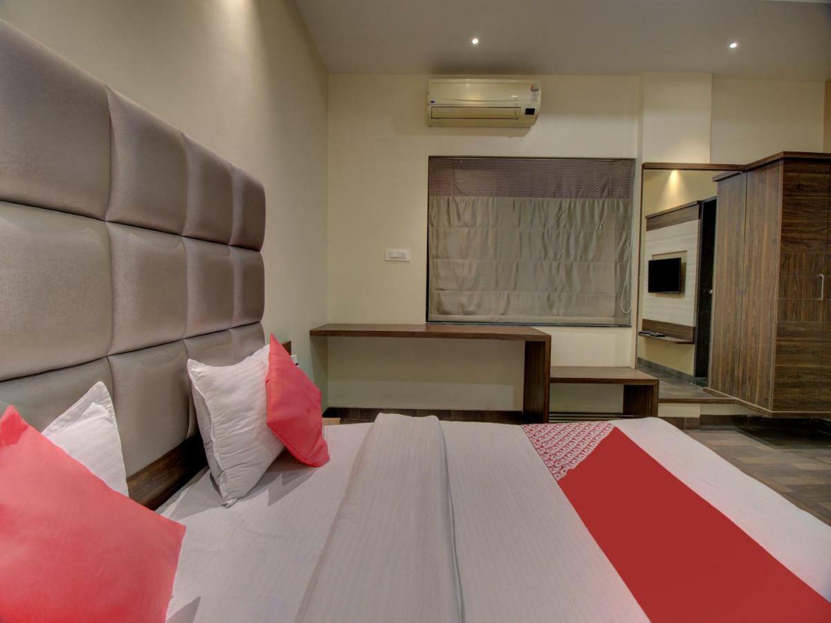 Oyo 35844 Hotel Lotus Residency Sāngli Esterno foto